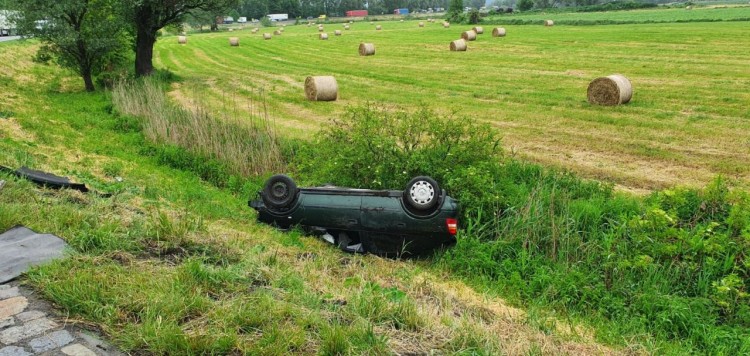 W zderzeniu na DK22 pojazd dachował do rowu.