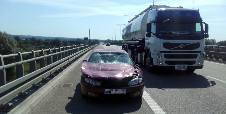 Jechał bez… szyb, bez prawa jazdy za to po narkotykach