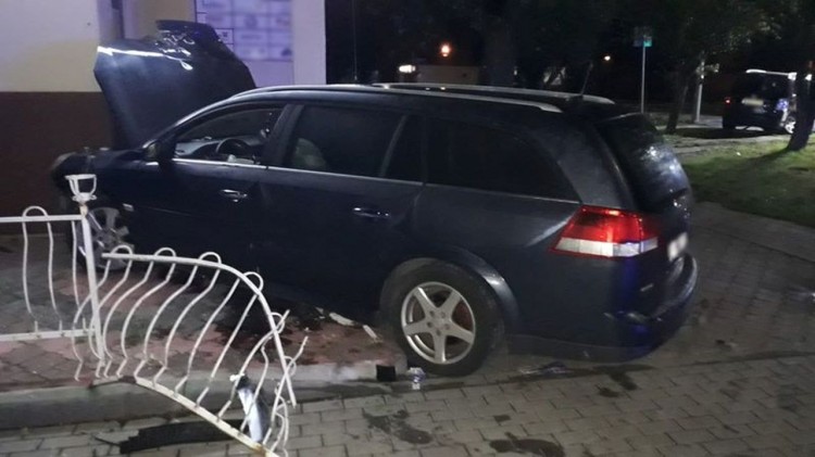 Nocny wypadek drogowy w Starym Polu spowodował pijany kierowca.