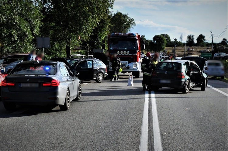 DK91. Jedna osoba w szpitalu po zderzeniu osobówek.