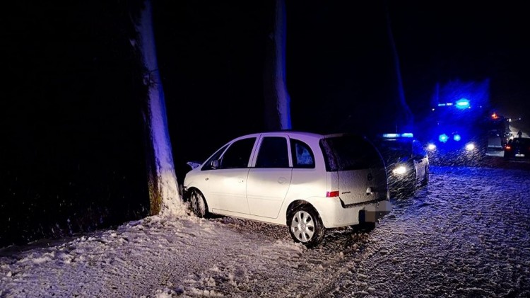 DW515. Wpadł w poślizg i uderzył w drzewo. Dwie osoby trafiły do szpitala.