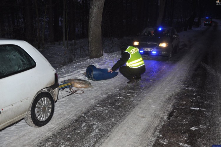 Elbląg. Dramatyczny finał kuligu. Nastolatka walczy o życie.