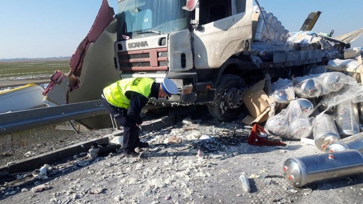Zderzenie dwóch ciężarówek na S7 – raport nowodworskich służb&#8230;