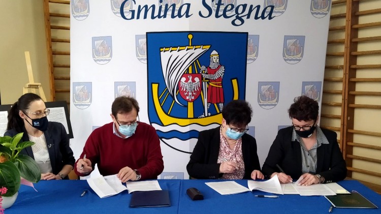 Gmina Stegna. Podpisano umowę na budowę hali sportowej w Drewnicy.