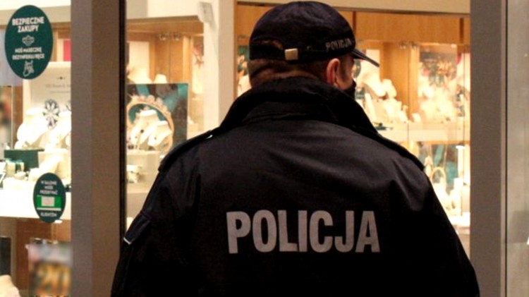 Malbork. Mimo luzowania obostrzeń, policjanci nadal na straży walki z koronawirusem.