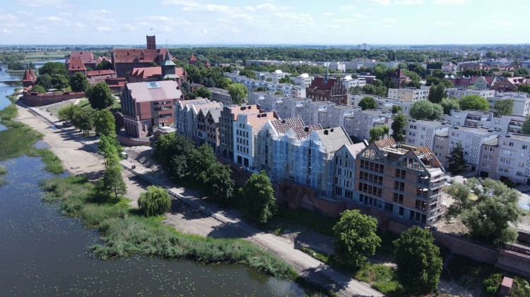 Budowa kamienic na Starym Mieście w Malborku. Zobacz postęp prac z lotu&#8230;