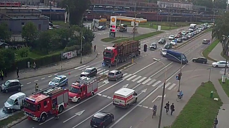 Pożar samochodu po wypadku trzech pojazdów na Alei Wojska Polskiego w Malborku. Zobacz moment zderzenia.