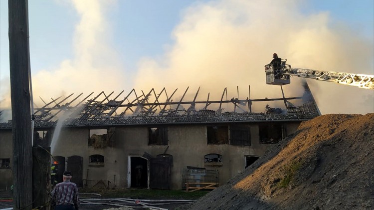 15 zastępów straży walczyło z pożarem obory w Nowym Targu – raport&#8230;