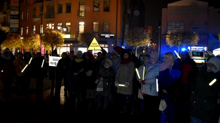 Malbork. Świecą przykładem i noszą odblaski – wspólny happening seniorów i policjantów.