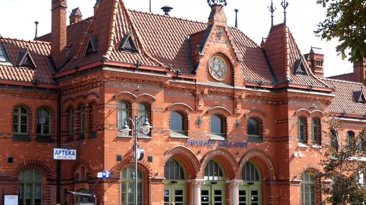 Na pomorskich peronach są nowe windy, wiaty i tablice – m.in. w Malborku…