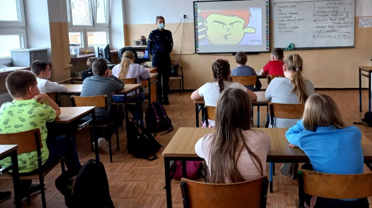 Nowy Dwór Gdański. Policjanci rozmawiali z dziećmi o bezpiecznym Internecie.&#8230;