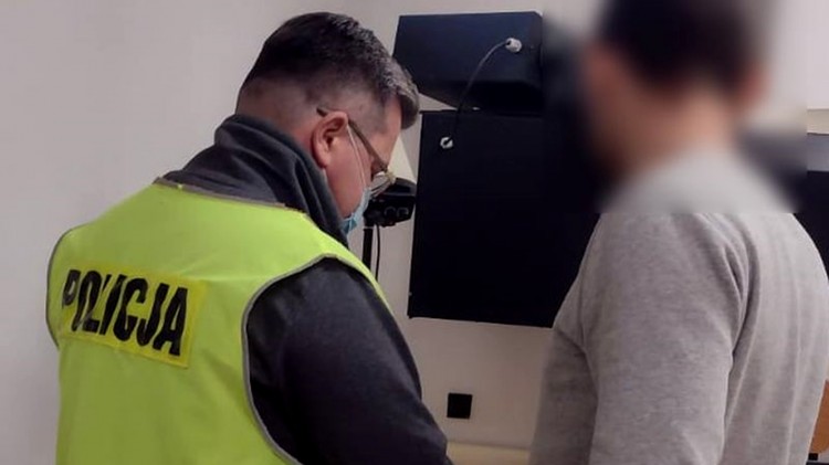 Malbork. W trakcie kontroli poszukiwany mężczyzna podał się za swojego brata.