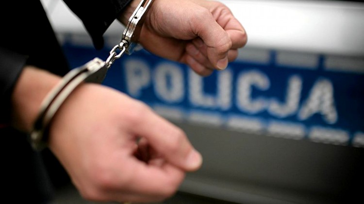 Nowy Dwór Gdański. Na widok policjantów ukrył się w wodzie przydrożnym&#8230;