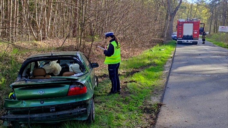 Dziecko trafiło do szpitala po czołówce z drzewem – raport sztumskich służb mundurowych.