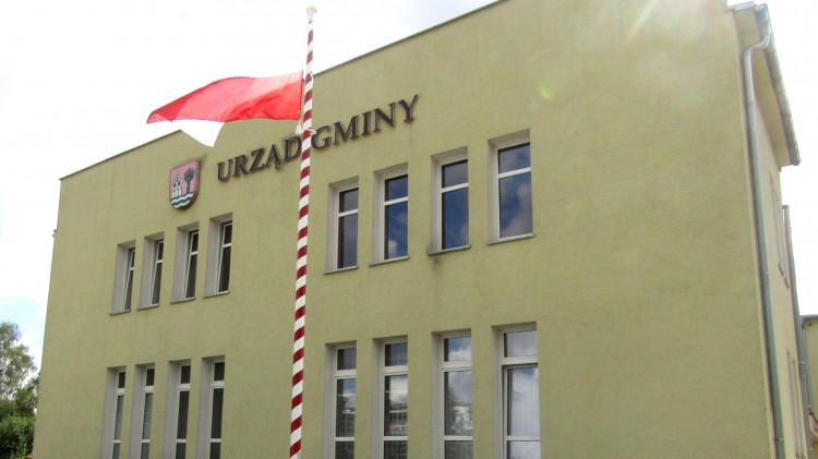 Stare Pole. Maszt z powiewającą flagą Polski stanął przed budynkiem Urzędu Gminy.