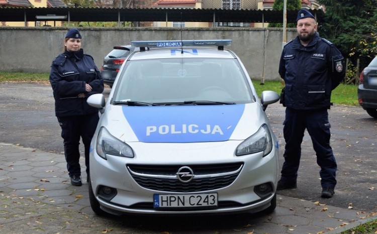 Policjanci uratowali trójkę dzieci i ich matkę z mieszkania, w którym&#8230;