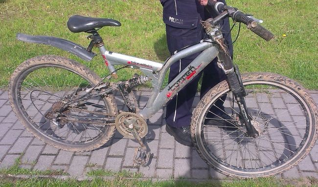 POLICJANCI SZUKAJĄ WŁAŚCICIELA ROWERU ZNALEZIONEGO W JANTARZE - 13.05.2015