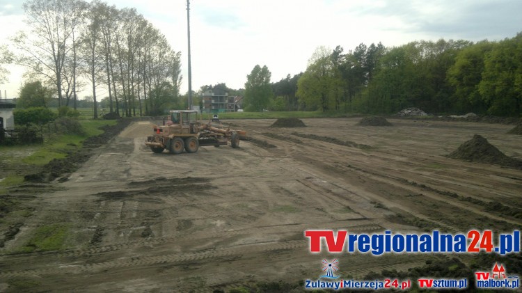 TRWAJĄ PRACE REMONTOWE NA STADIONIE W STEGNIE - 19.05.2015