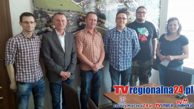 NOWY DWÓR GDAŃSKI. MISTRZOWIE ROBOTYKI SPOTKALI SIĘ Z BURMISTRZEM -&#8230;