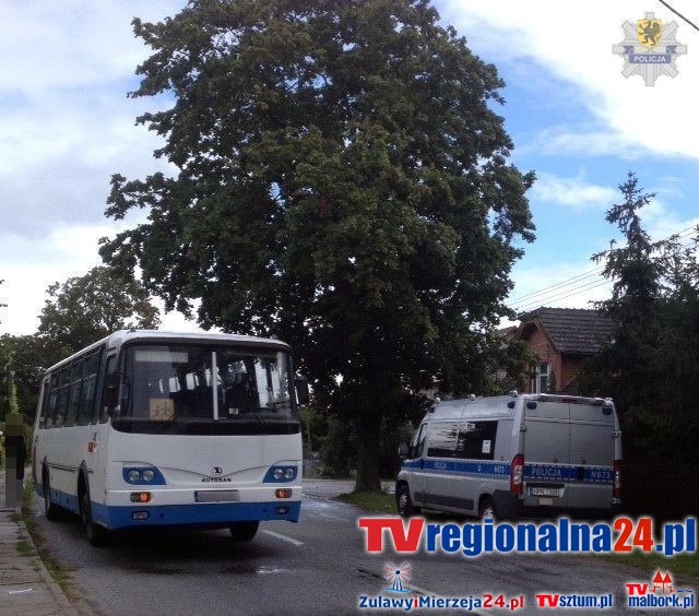 MIKOSZEWO. POLICJANCI PRZERWALI KURS NIESPRAWNEGO AUTOBUSU WIOZĄCEGO&#8230;