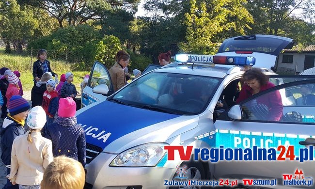 Stegna. Dzielnicowi opowiedzieli przedszkolakom o swojej słuzbie - 6.10.2015