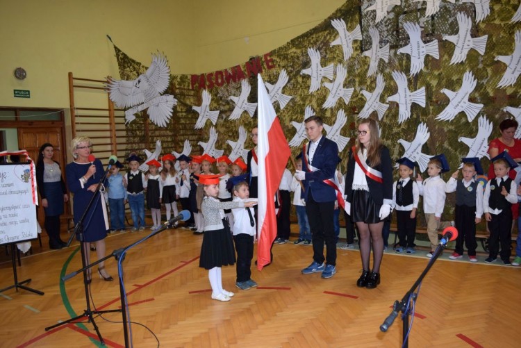 Tujsk. Pasowanie klas pierwszych w Dniu Edukacji Narodowej - 14.10.2015