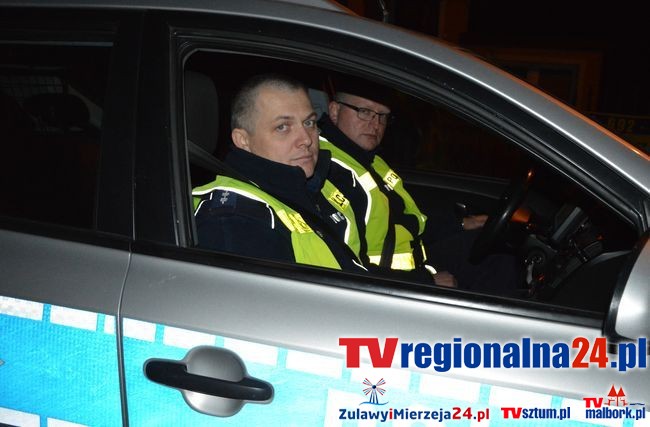 NOWY DWÓR GDAŃSKI. POLICJANCI URATOWALI MĘŻCZYZNĘ LEŻĄCEGO W CIEMNOŚCI&#8230;