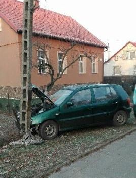 Ostaszewo. Samochód uderzył w słup - 5.01.2016