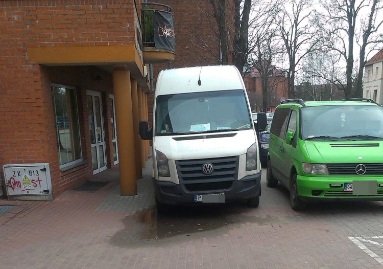 Chodnik dla pieszych czy jako parking? Mistrzowie(nie tylko)parkowania&#8230;