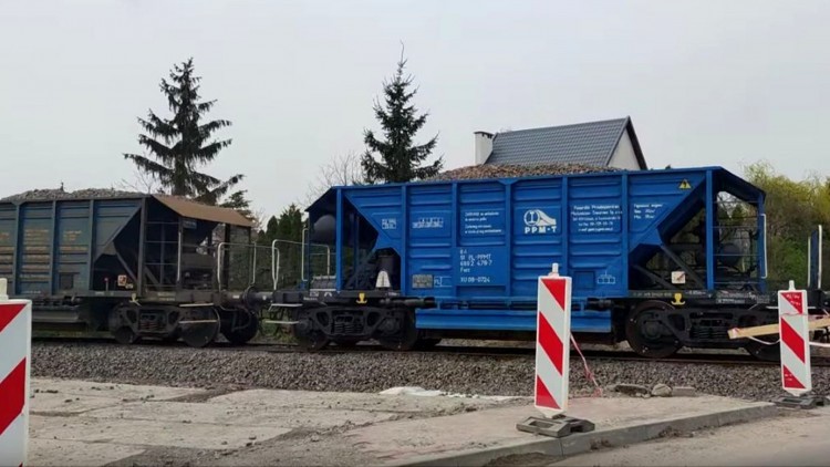Pociąg na przejeździe kolejowym w Nowej Wsi Malborskiej. Czy to koniec remontu linii 207?