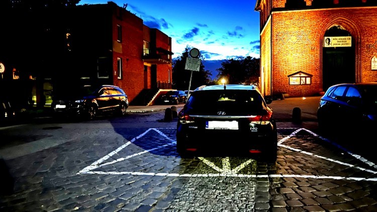 Wracamy do sprawy. Mistrz (nie tylko) parkowania na Starym Mieście w Malborku.