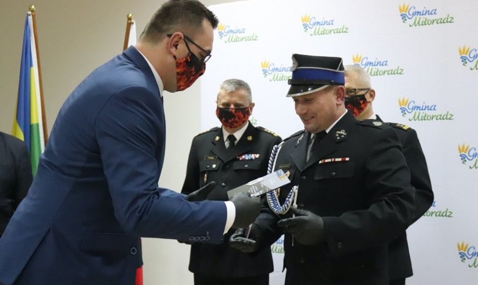Druhowie z OSP Miłoradz uroczyście odebrali nowy samochód ratowniczo – gaśniczy.