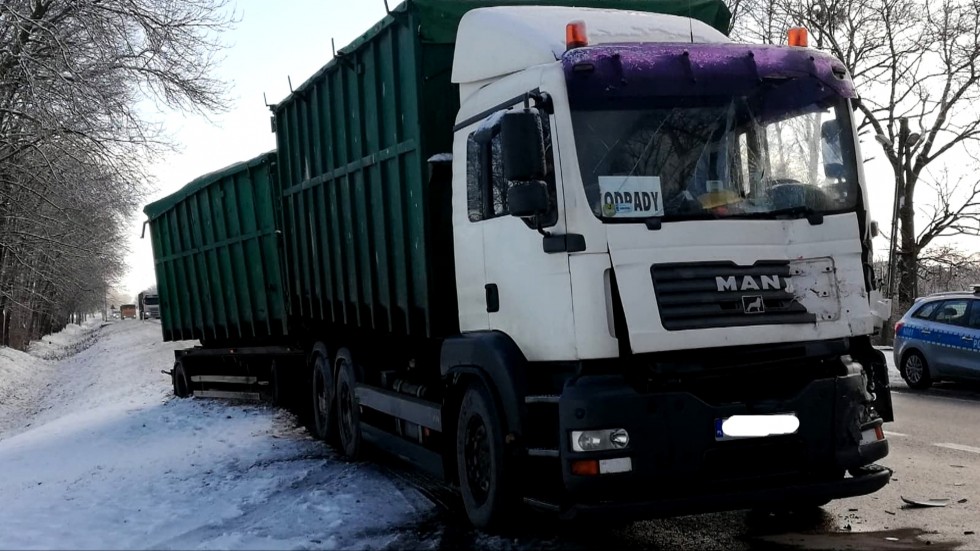 DK22. W wyniku zderzenia z ciężarówką jedna osoba trafiła do szpitala.