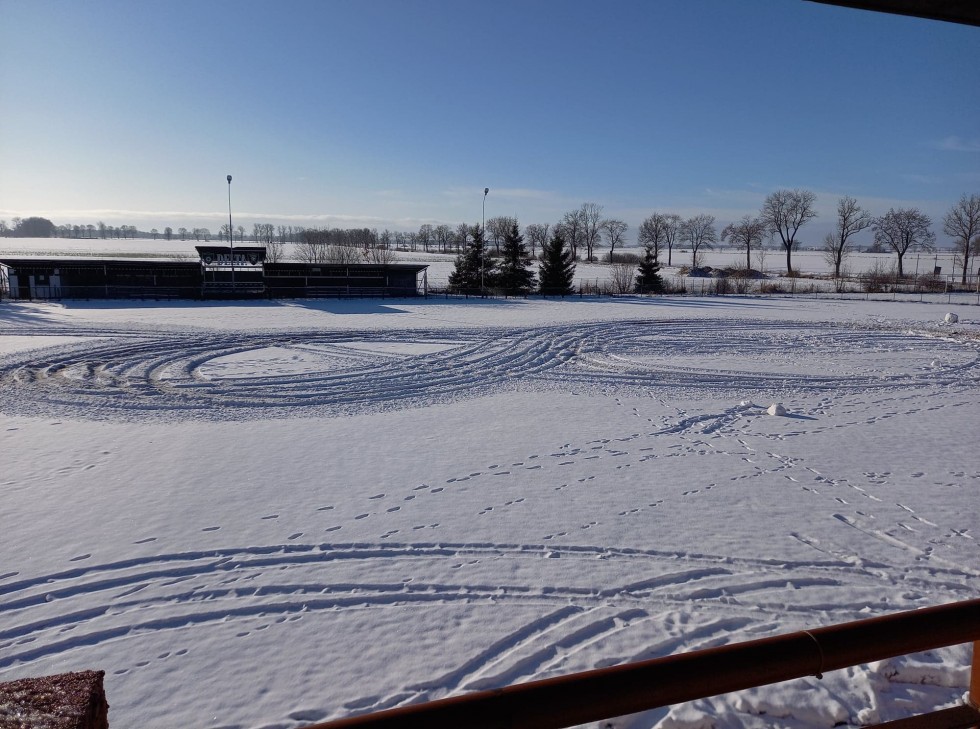 Gmina Miłoradz. Nuda czy skrajna głupota? Zniszczono murawę gminnego stadionu.