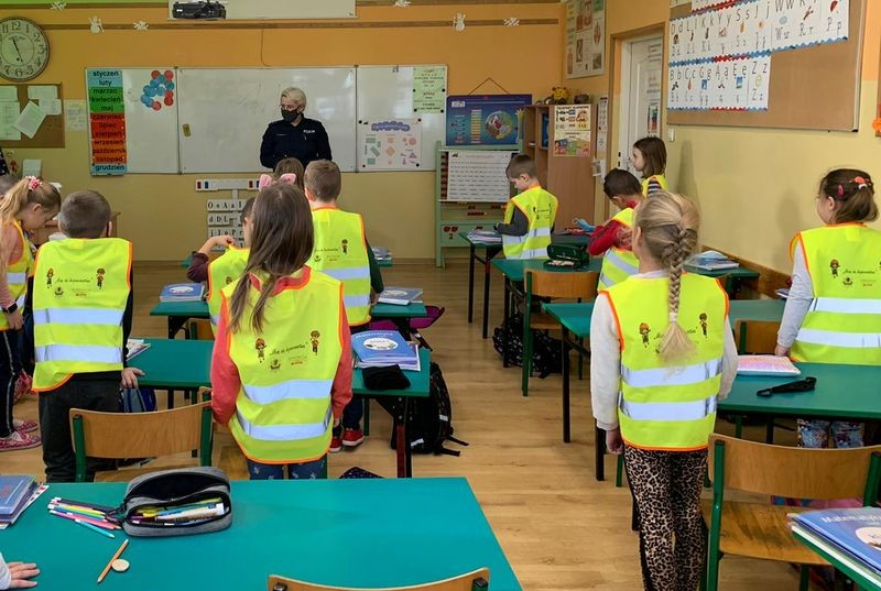 Malbork. Pierwszoklasiści zapoznali się z zasadami w ruchu drogowym w ramach projektu „Uczę się  bezpieczeństwa”.