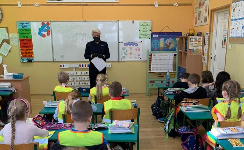 Malbork. Pierwszoklasiści zapoznali się z zasadami w ruchu drogowym w ramach projektu „Uczę się  bezpieczeństwa”.