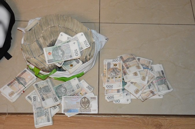 Worki z pieniędzmi. Straty Skarbu Państwa na ponad 20 mln zł.