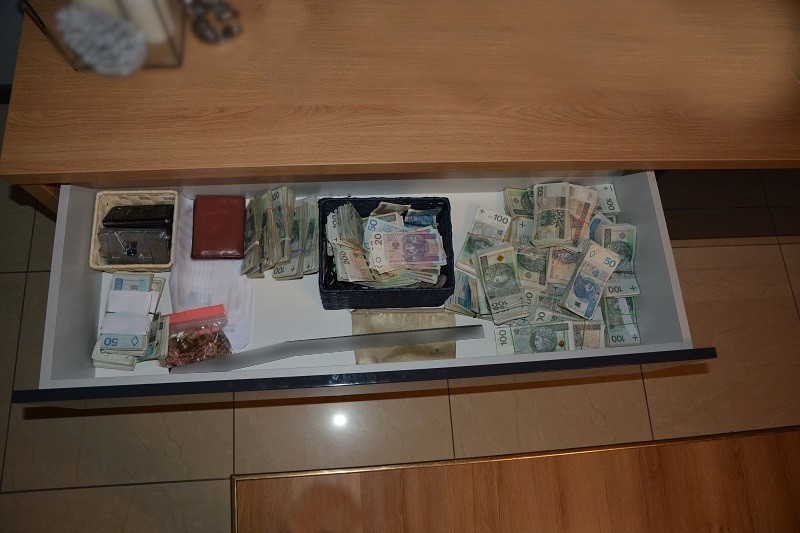 Worki z pieniędzmi. Straty Skarbu Państwa na ponad 20 mln zł.