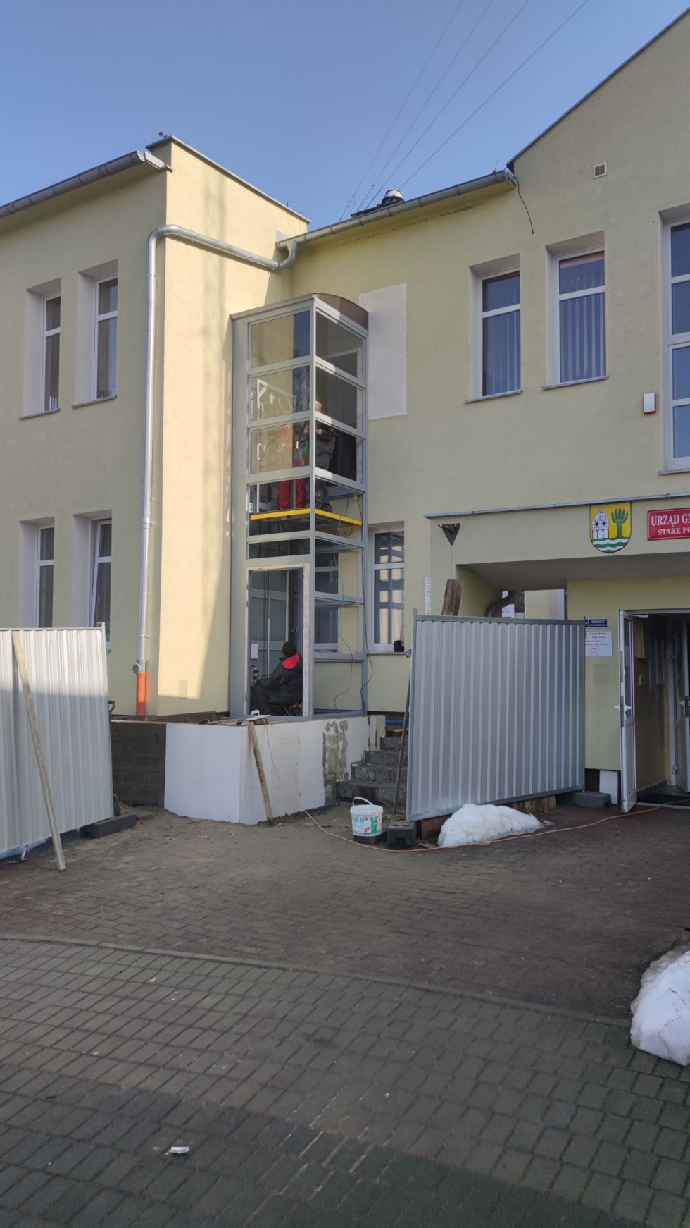 Stare Pole. Do Urzędu Gminy wjedziesz teraz windą.
