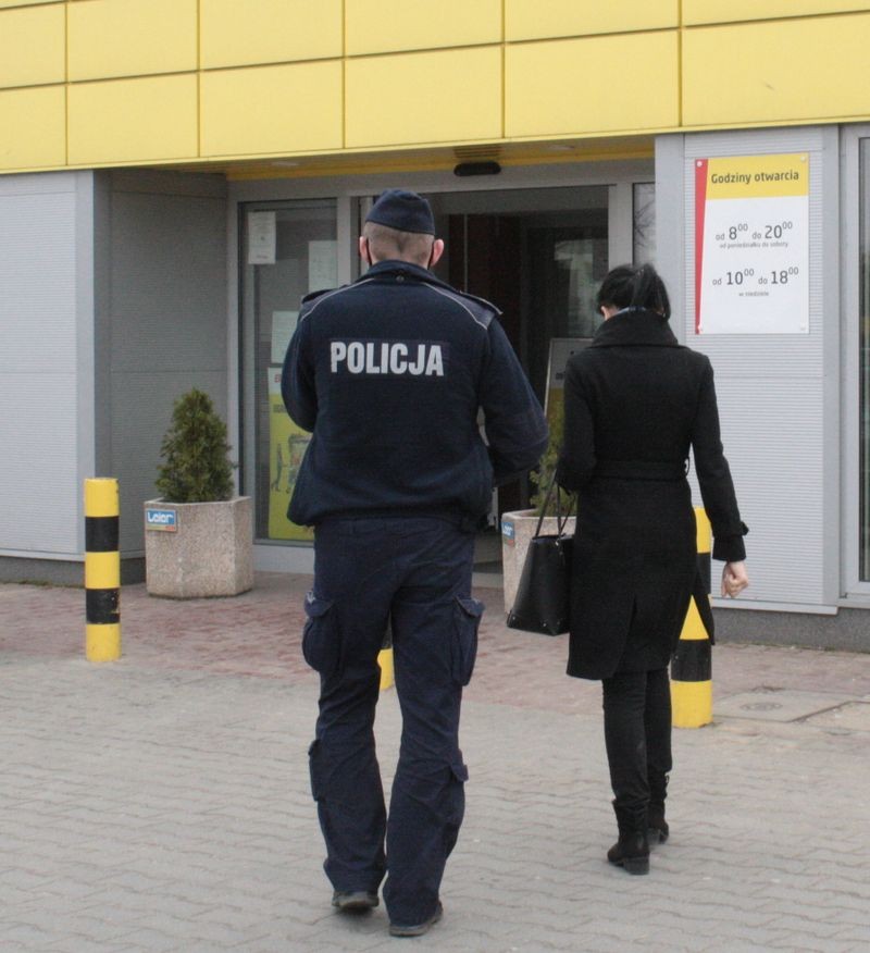 Malbork. Przed świętami wzmożone kontrole policjantów i pracowników sanepidu.