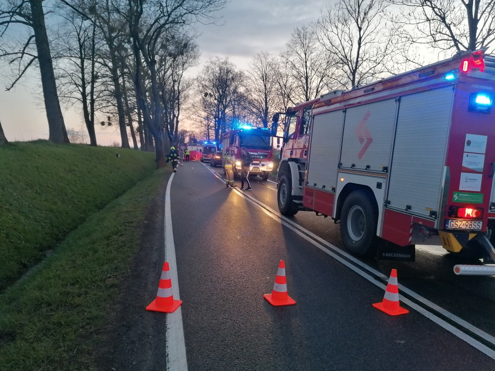 Nastoletni kierowca zabrany LPR po zderzeniu z drzewem – raport sztumskich służb mundurowych.