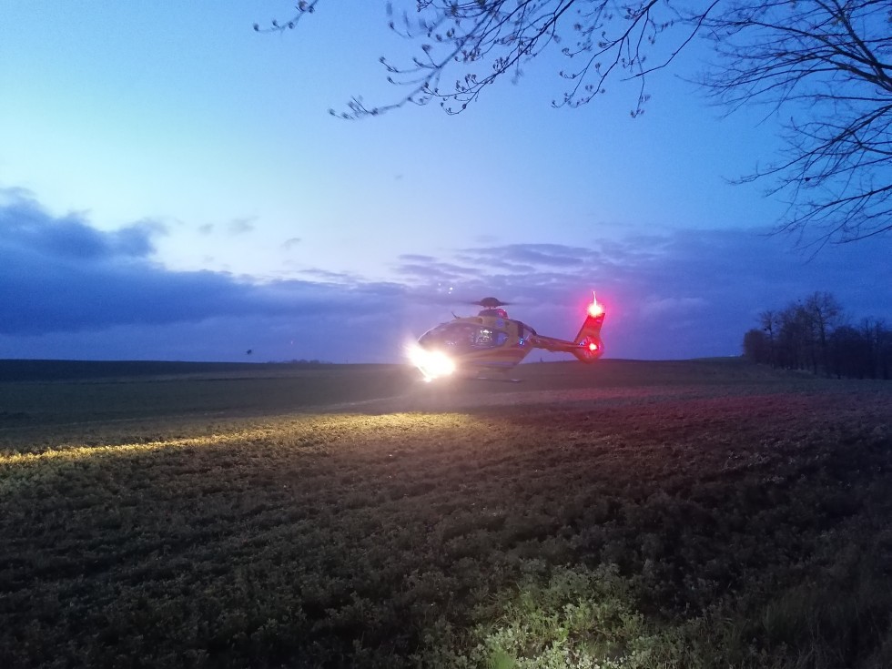 Nastoletni kierowca zabrany LPR po zderzeniu z drzewem – raport sztumskich służb mundurowych.