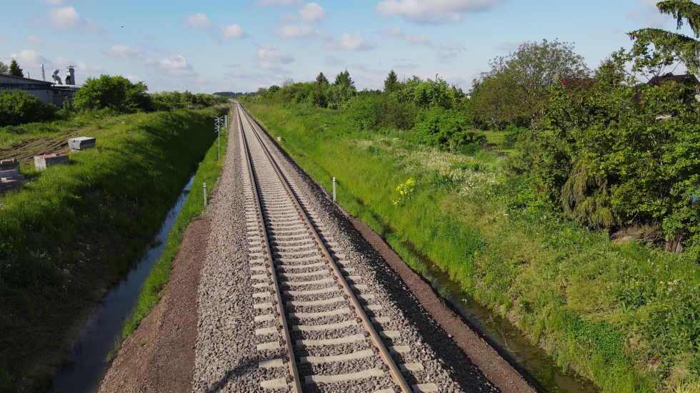 Nowa Wieś Malborska. Drogowcy budują brakującą ścieżkę pieszo-rowerową. Czy to już koniec modernizacji linii kolejowej 207?