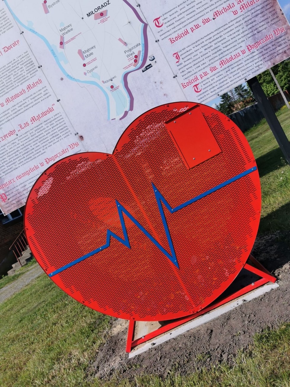 Miłoradz. W centrum stanęło wielkie metalowe serce na nakrętki.