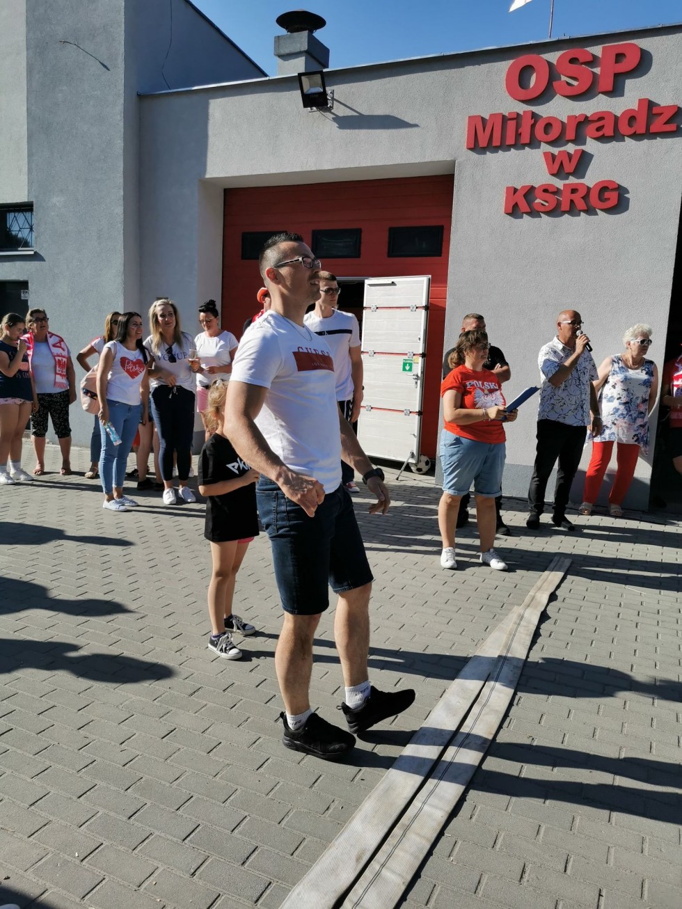 Miłoradz. Piknik kibica – mieszkańcy wspólnie przygotowywali się do meczu Polska-Słowacja.