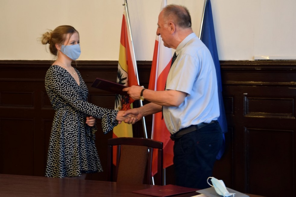 Malbork. Nagrody Starosty dla najlepszych abiturientów szkół ponadpodstawowych.