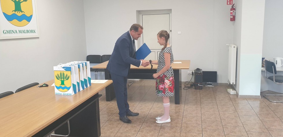 Gmina Malbork. Wręczono stypendia dla najlepszych uczniów.