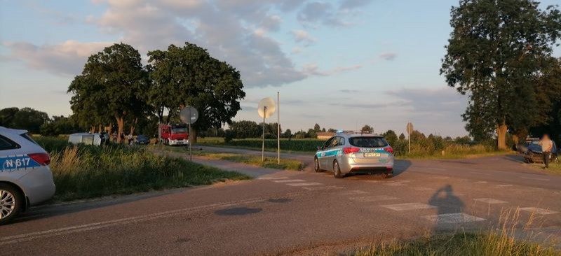 Jedna osoba w szpitalu po zderzeniu dwóch osobówek w Trępnowach – weekendowy raport malborskich służb mundurowych.