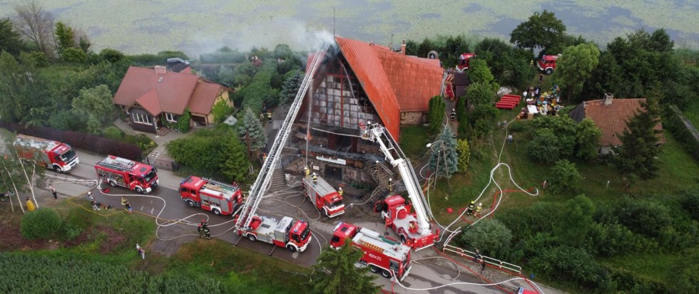 Nowy Dwór Gdański. Palił się kościół w Kępkach. Straty sięgają ponad 1 mln zł.