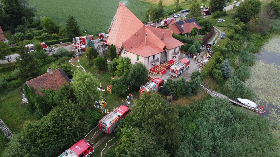 Nowy Dwór Gdański. Palił się kościół w Kępkach. Straty sięgają ponad 1 mln zł.